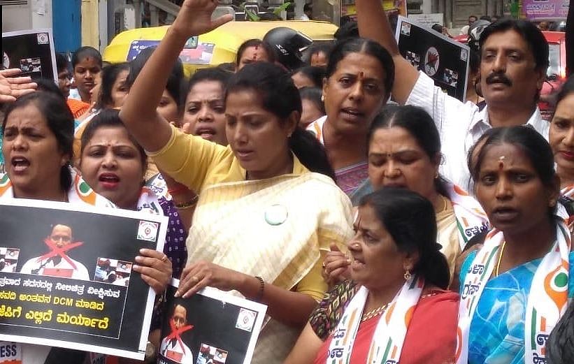 विधानसभा में अश्लील वीडियो देखने वाले नेता को बीजेपी ने बनाया डिप्टी सीएम, महिला कांग्रेस ने की बर्खास्तगी की मांग
