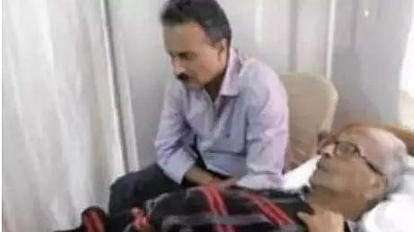 अस्पताल में अपने पिता के साथ कैफे कॉफी डे के संस्थापक वीजी सिद्धार्थ (फोटो सौजन्य सोशल मीडिया)