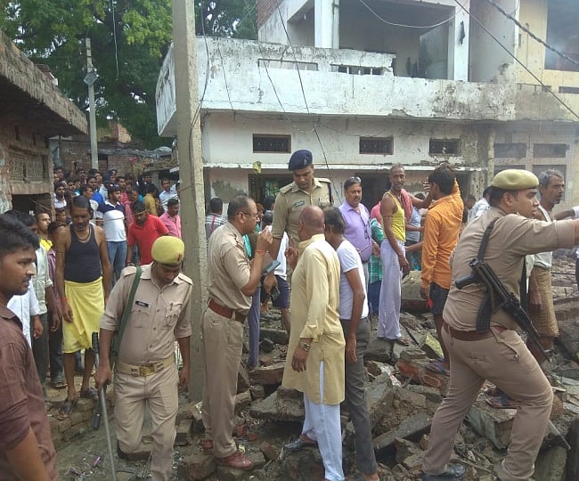 यूपी: पटाखा फैक्ट्री में धमाके से दहला एटा, 6 लोगों की मौत, कई घायल, कई मकान बुरी तरह क्षतिग्रस्त