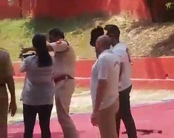 शूटिंग-रेंज में गोलियां बेटी ने दागीं, दिल्ली पुलिस में इंस्पेक्टर पापा हो गए निलंबित  