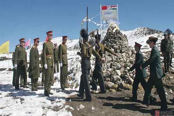 पैंगोंग झील के पास भारत-चीन के सैनिकों में धक्का-मुक्की, दोनों देशों ने इलाके में बढ़ाई सैनिकों की संख्या