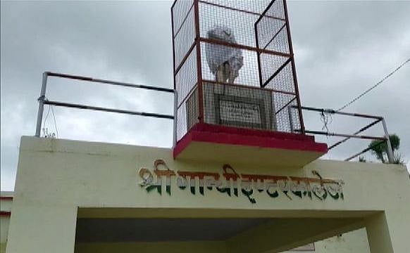 योगी सरकार में महात्मा गांधी की प्रतिमा टुकड़े-टुकड़े, प्रियंका गांधी ने मूर्ति तोड़ने वालों को बताया ‘कायर’