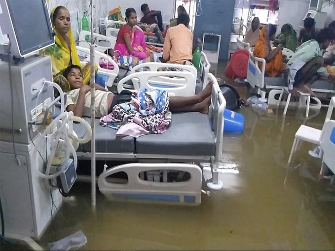 तस्वीरों में देखें बिहार-यूपी में बारिश का तांडव, अब तक 60 लोगों की मौत, कई जिलों में रेड अलर्ट, स्कूल बंद