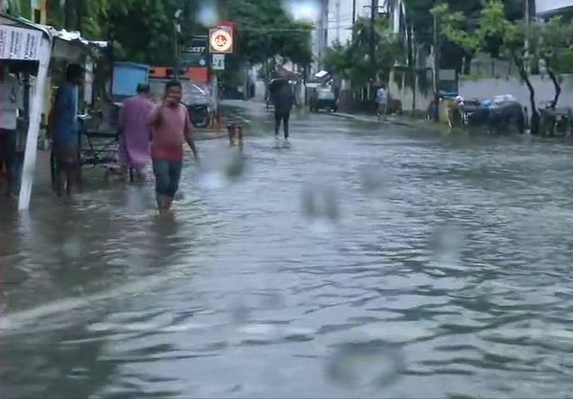 बिहार में भारी बारिश से आम जनजीवन अस्त-व्यस्त, अधिकांश जिलों में स्कूल बंद, अलर्ट जारी    
