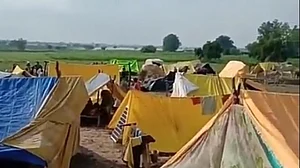 योगी सरकार में सरकारी मदद की आस में सैकड़ों बाढ़ पीड़ित, राहत कोष खाली, सड़कों पर परिवार