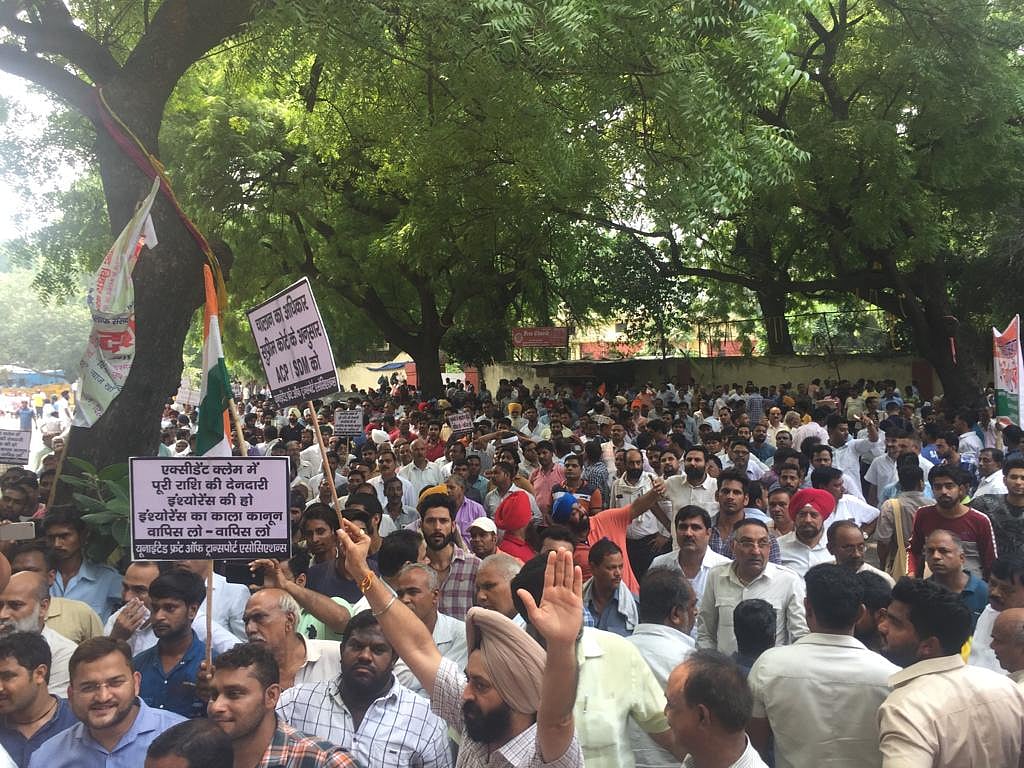 चालान और जुर्माने के खिलाफ सड़कों पर उतरे ट्रांसपोर्टर, बोले- ‘रोज़ी-रोटी जो दे न सके, वह सरकार निकम्मी है’
