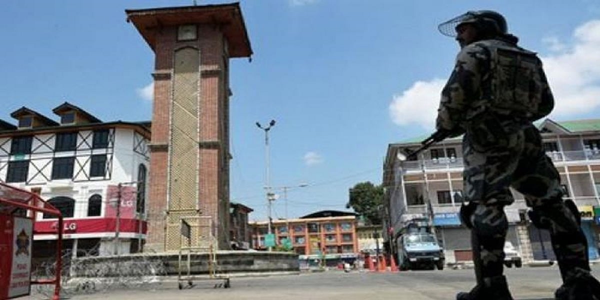 कश्मीर के कई इलाकों में फिर से लगा प्रतिबंध, श्रीनगर का लाल चौक भी सुरक्षाबलों ने किया सील  