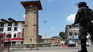 कश्मीर के कई इलाकों में फिर से लगा प्रतिबंध, श्रीनगर का लाल चौक भी सुरक्षाबलों ने किया सील