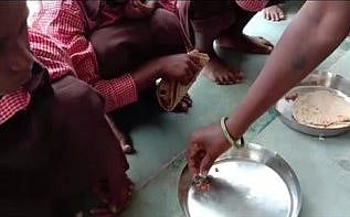 योगीराज में सच्चाई दिखाने वाले पत्रकार पर केस दर्ज,  मिड-डे-मील में नमक-रोटी परोसने का दिखाया था वीडियो