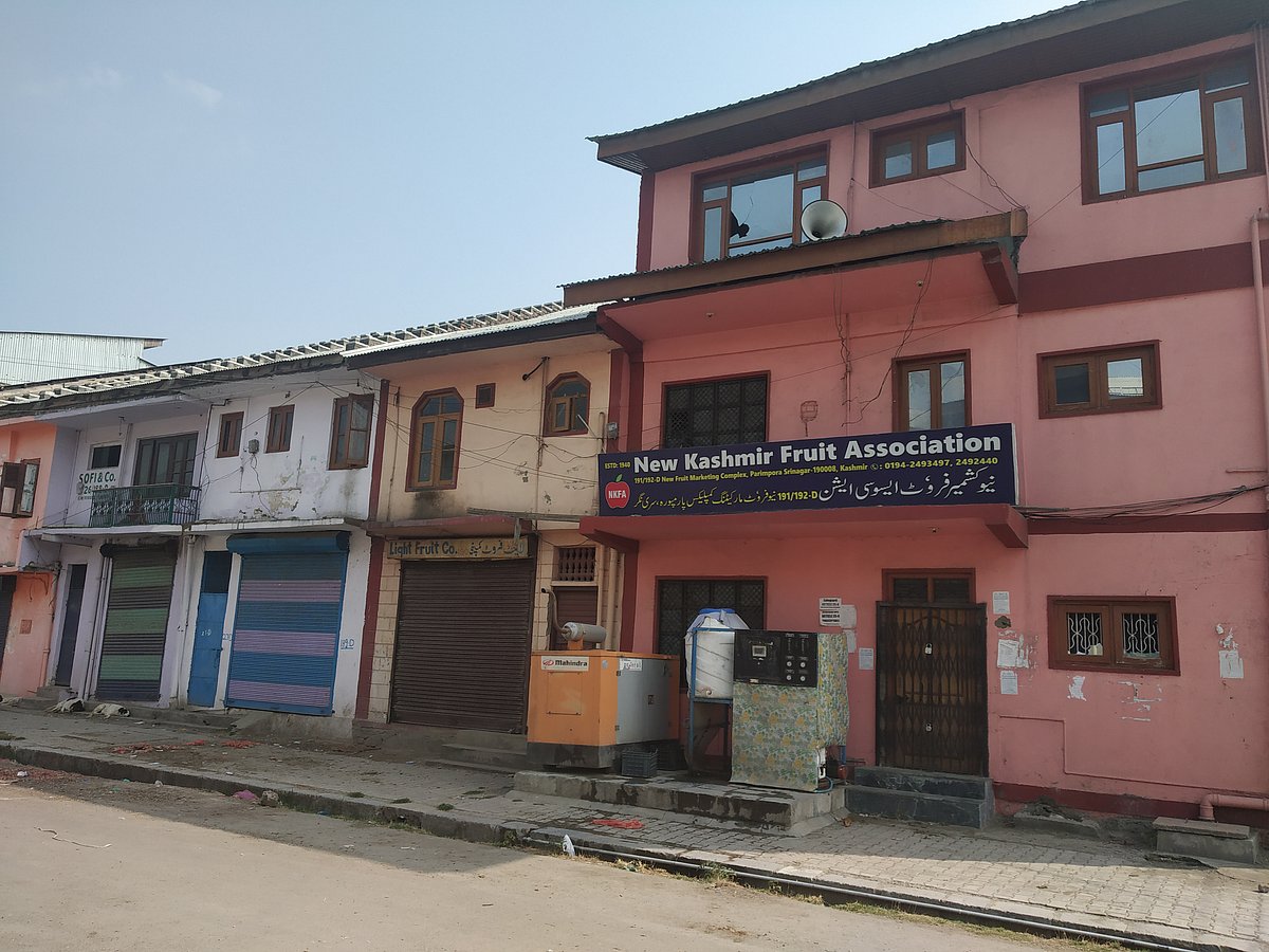 श्रीनगर की फल-सब्जी मंडी में पसरा है सन्नाटा, सरकारी खरीद केंद्र पर सिर्फ मीडिया के लिए है हलचल