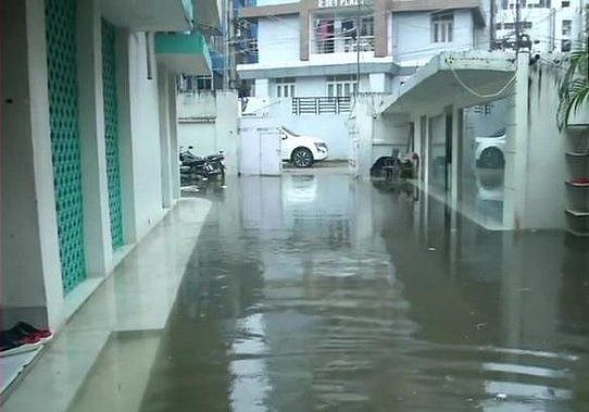तस्वीरों में देखें बिहार-यूपी में बारिश का तांडव, अब तक 60 लोगों की मौत, कई जिलों में रेड अलर्ट, स्कूल बंद