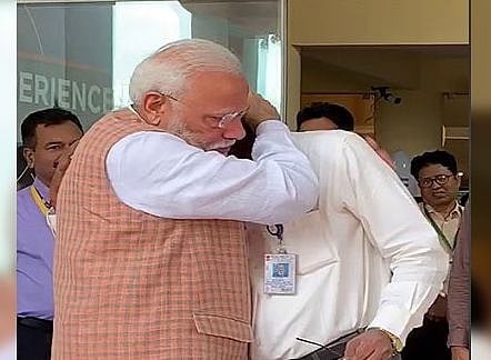 चंद्रयान-2 से संपर्क की कोशिश में लगे ISRO पर गिरी मोदी सरकार की गाज, हजारों कर्मियों का कटा वेतन !