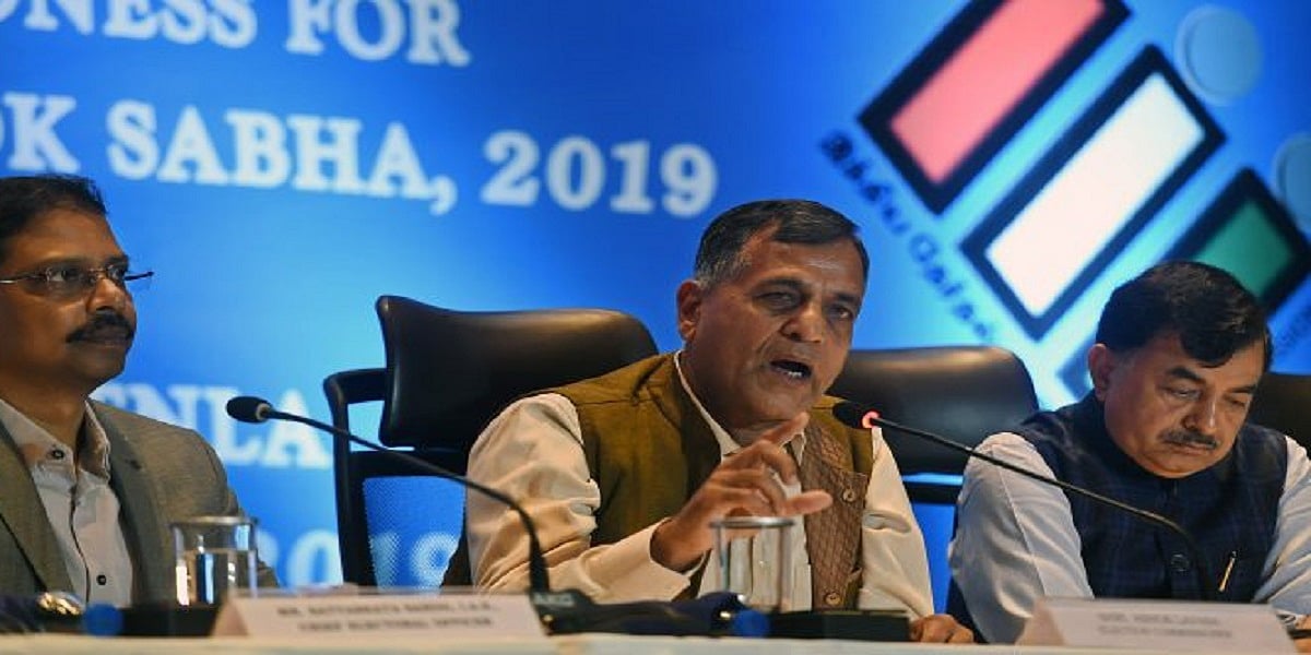 चुनाव आयुक्त अशोक लवासा की पत्नी को आयकर विभाग का नोटिस, मोदी-शाह को क्लीन चिट दिए जाने का किया था विरोध
