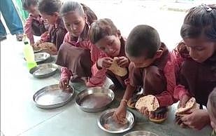 योगीराज में सच्चाई दिखाने वाले पत्रकार पर केस दर्ज,  मिड-डे-मील में नमक-रोटी परोसने का दिखाया था वीडियो