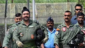 पाक को धूल चटाने वाले अभिनंदन कॉकपिट में लौटे, एयर चीफ मार्शल बीएस धनोआ के साथ उड़ाया मिग-21, देखिए वीडियो