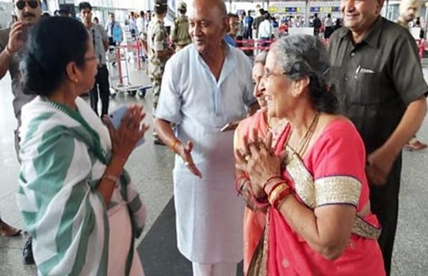 पीएम मोदी से मिलने दिल्ली आर रहीं ममता बनर्जी ने फ्लाइट छोड़कर की जशोदाबेन से मुलाकात, गिफ्ट में दी साड़ी