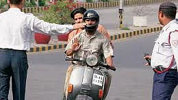 वीडियो: चेकिंग के दौरान पुलिस का वीडियो बना सकते हैं चालक, जानिए ‘मोटर व्हीकल एक्ट’ के तहत क्या हैं उनके अधिकार