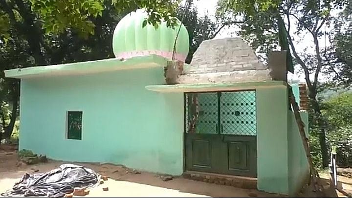 मिसाल : बीजेपी विधायक की शिकायत पर वन विभाग की टीम तोड़ने आई मजार तो हिंदू  बनकर खड़े हो गए दीवार