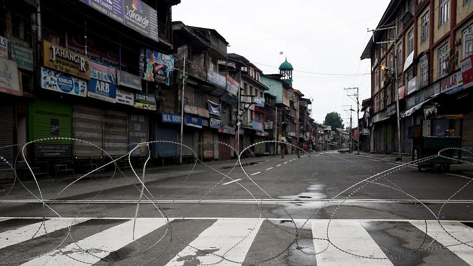 मोहर्रम से ठीक पहले कश्मीर में फिर कर्फ्यू जैसे हालात, लगाई गई सख्त पाबंदियां, सरकार को सता रहा है ये डर!