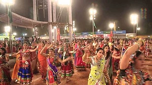 हैदराबाद में बजरंग दल का फरमान, गरबा स्थलों पर हो आधार कार्ड की जांच, ताकि ‘गैर-हिंदू समुदायों’ की हो सके पहचान