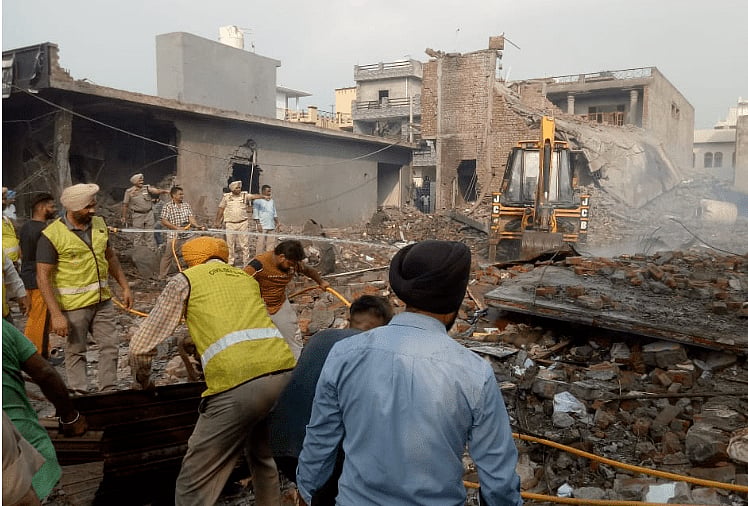 बटाला धमाका: मरने वालों की संख्या 23 हुई, 20 से ज्यादा घायलों का इलाज जारी, दूसरे दिन रेस्क्यू ऑपरेशन शुरू