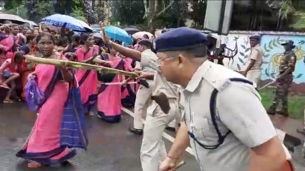 VIDEO: झारखंड में आंगनबाड़ी कार्यकर्ताओं पर पुलिस की बर्बरता, कांग्रेस बोली- हर लाठी बीजेपी हुकूमत का अंत करेगी