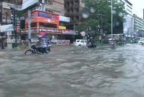 तस्वीरों में देखें बिहार-यूपी में बारिश का तांडव, अब तक 60 लोगों की मौत, कई जिलों में रेड अलर्ट, स्कूल बंद