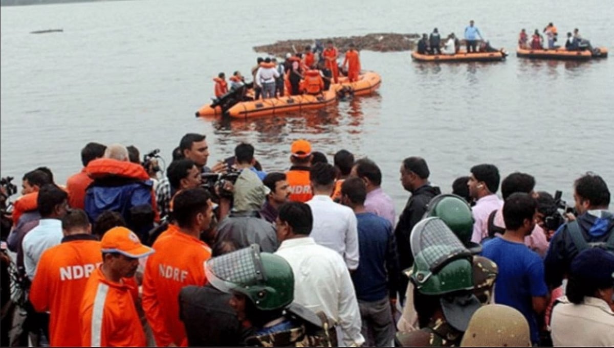 आंध्र प्रदेश: गोदावरी नदी में डूबी सैलानियों से भरी नाव, अब तक 11 की मौत, 61 लोग थे सवार, बचाव कार्य जारी