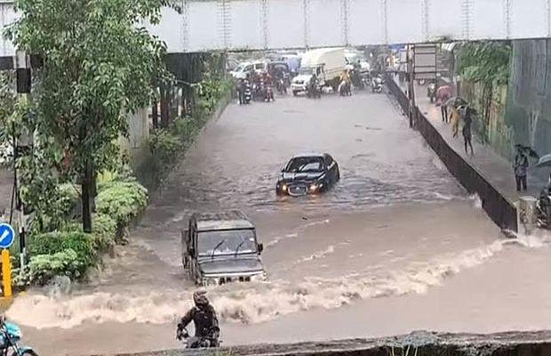 मुंबईः पानी में फंसी रह गई विदेशी जैगुआर, फर्राटे से निकल गई देसी बोलेरो, आनंद महिंद्रा ने ‘बॉस’ बताकर लिए मजे