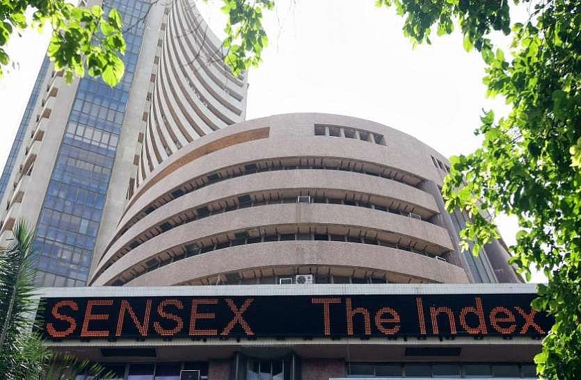 अर्थव्यवस्था के पटरी से उतरने के बाद बाजार में हाहाकार, सेंसेक्स में 400 अंक से ज्यादा की गिरावट