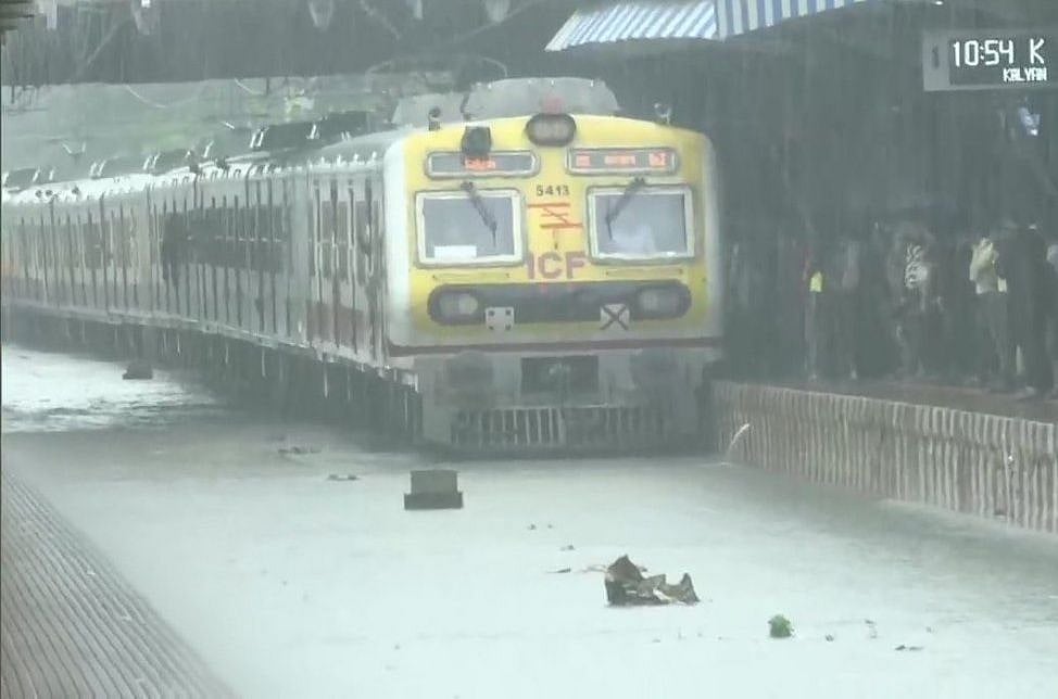 बारिश से बेहाल मुंबई,सड़क, रेल की पटरीयां पानी-पानी, देर से चल रहीं 280 उड़ाने, कई रद्द