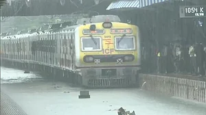 बारिश से बेहाल मुंबई,सड़क, रेल की पटरीयां पानी-पानी, देर से चल रहीं 280 उड़ाने, कई रद्द