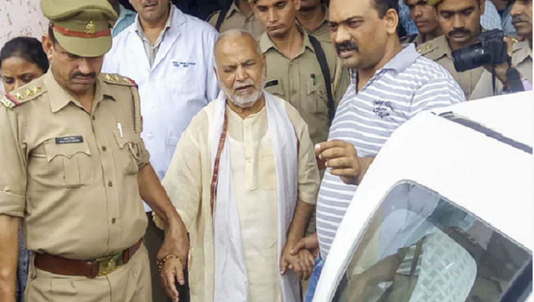 छात्रा से यौन उत्पीड़न के आरोपी स्वामी चिन्मयानंद को बड़ा झटका, संतों लिया ये फैसला