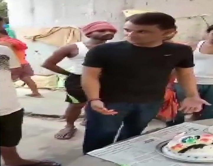 ‘सुशासन बाबू’ के राज में बदमाशों की ऐश, सीतामढ़ी जेल में अपराधी ने केक काटकर मनाया जन्मदिन, तस्वीरें वायरल