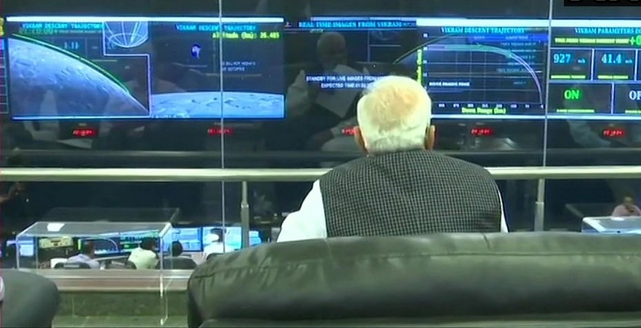 बड़ी खबर LIVE: चंद्रयान-2 का इसरो कंट्रोल रूम से संपर्क टूटा, पीएम ने वैज्ञानिकों से कहा- उतार-चढ़ाव जीवन का अंग