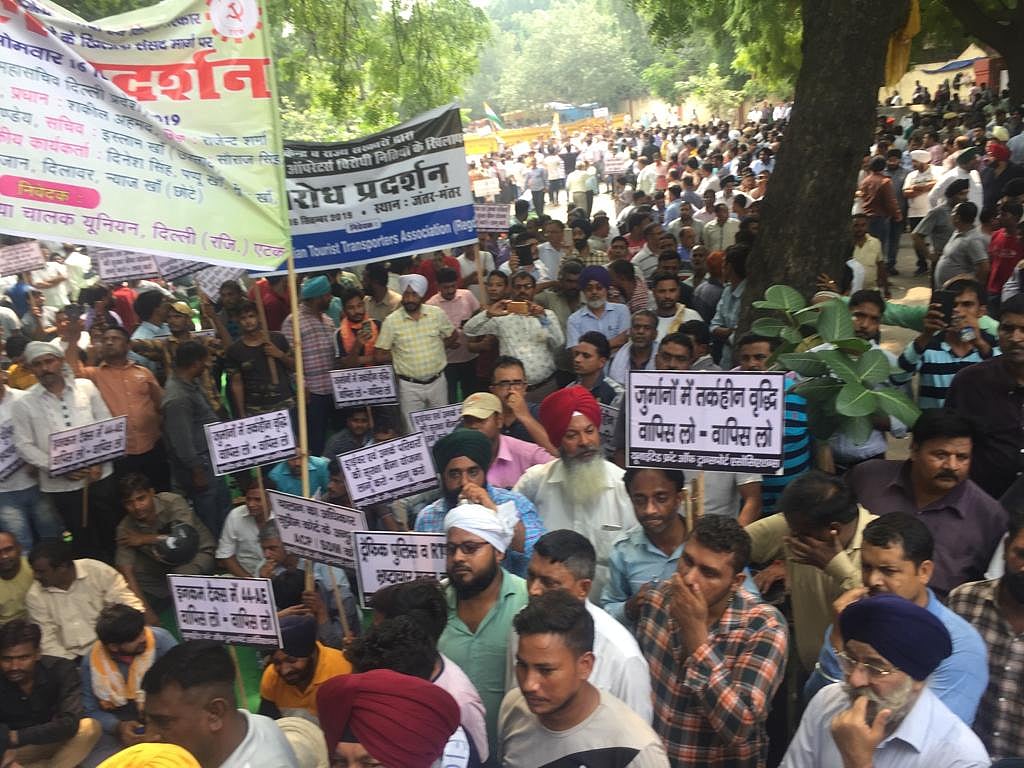 चालान और जुर्माने के खिलाफ सड़कों पर उतरे ट्रांसपोर्टर, बोले- ‘रोज़ी-रोटी जो दे न सके, वह सरकार निकम्मी है’