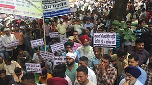 चालान और जुर्माने के खिलाफ सड़कों पर उतरे ट्रांसपोर्टर, बोले- ‘रोज़ी-रोटी जो दे न सके, वह सरकार निकम्मी है’