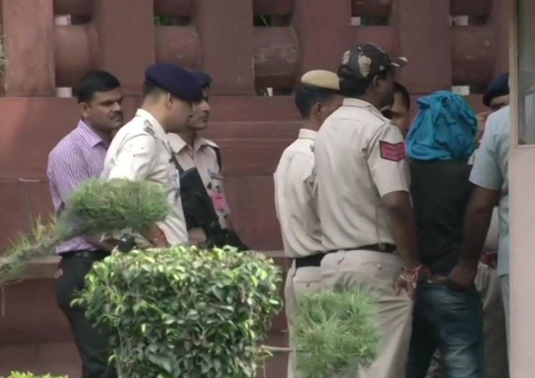नवजीवन बुलेटिन: संसद भवन में चाकू के साथ गुरमीत राम रहीम समर्थक गिरफ्तार और जमैका टेस्ट में जीत के बेहद करीब टीम इंडिया