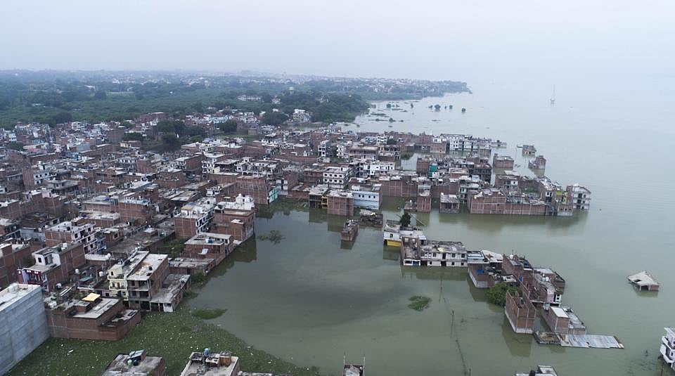 उत्तर प्रदेश: जब घर में घुसा बाढ़ का पानी, पत्नी लगी तैरने, पति बना ‘ट्रेनर’
