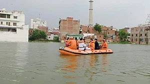 पीएम मोदी का संसदीय क्षेत्र बाढ़ की चपेट में, सैकड़ों गांव पानी में डूबे, लेकिन सरकार जश्न मनाने में मस्त!