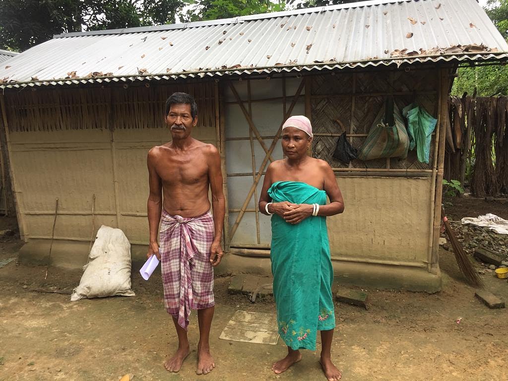 गोआलपाड़ा के कैम्प बाजार में अपने पति के साथ सीतादेवी