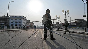 कश्मीर घाटी में जारी ‘अंधेरे’ का सबसे ज्यादा शिकार बच्चे, डिप्रेशन में जा रहे हैं घरों में कैद मासूम
