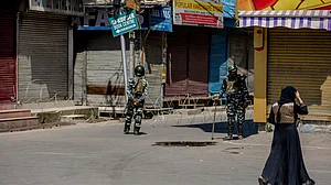 पाबंदियों में जकड़े कश्मीर में महिलाओं के सामने नया संकट, बिना सैनिटरी नैपकिन के परेशान हैं महिलाएं