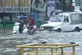 तस्वीरों में देखें बिहार-यूपी में बारिश का तांडव, अब तक 60 लोगों की मौत, कई जिलों में रेड अलर्ट, स्कूल बंद