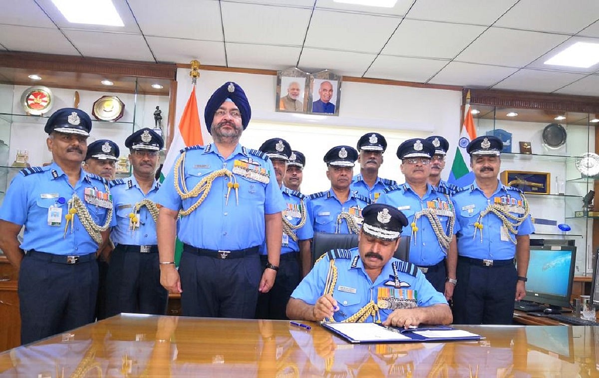 एयर चीफ मार्शल आरके भदौरिया ने संभाली वायुसेना की कमान, बीएस धनोआ की जगह ली