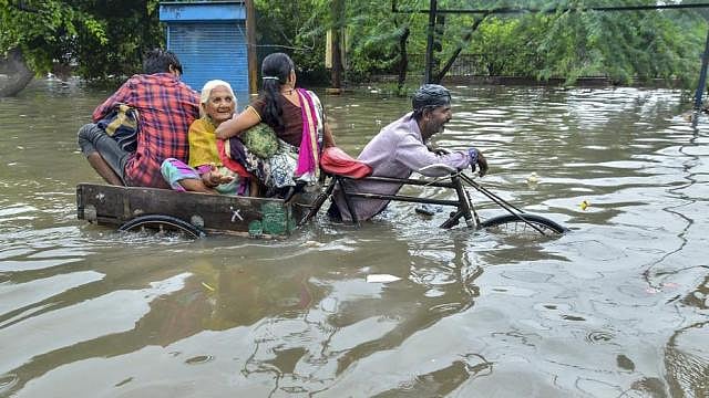 तस्वीरों में देखें बिहार-यूपी में बारिश का तांडव, अब तक 60 लोगों की मौत, कई जिलों में रेड अलर्ट, स्कूल बंद