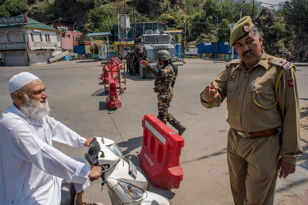 कश्मीर में पाबंदियों का एक महीना: जब हर चेहरे पर दिखे मातम, तो कैसे कहें कि सामान्य हो रहे हैं हालात