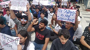 घटिया खाना-गंदगी के विरोध में शिमला लॉ यूनिवर्सिटी में छात्र आंदोलन जारी, प्रशासन हॉस्टल खाली कराने पर अड़ा