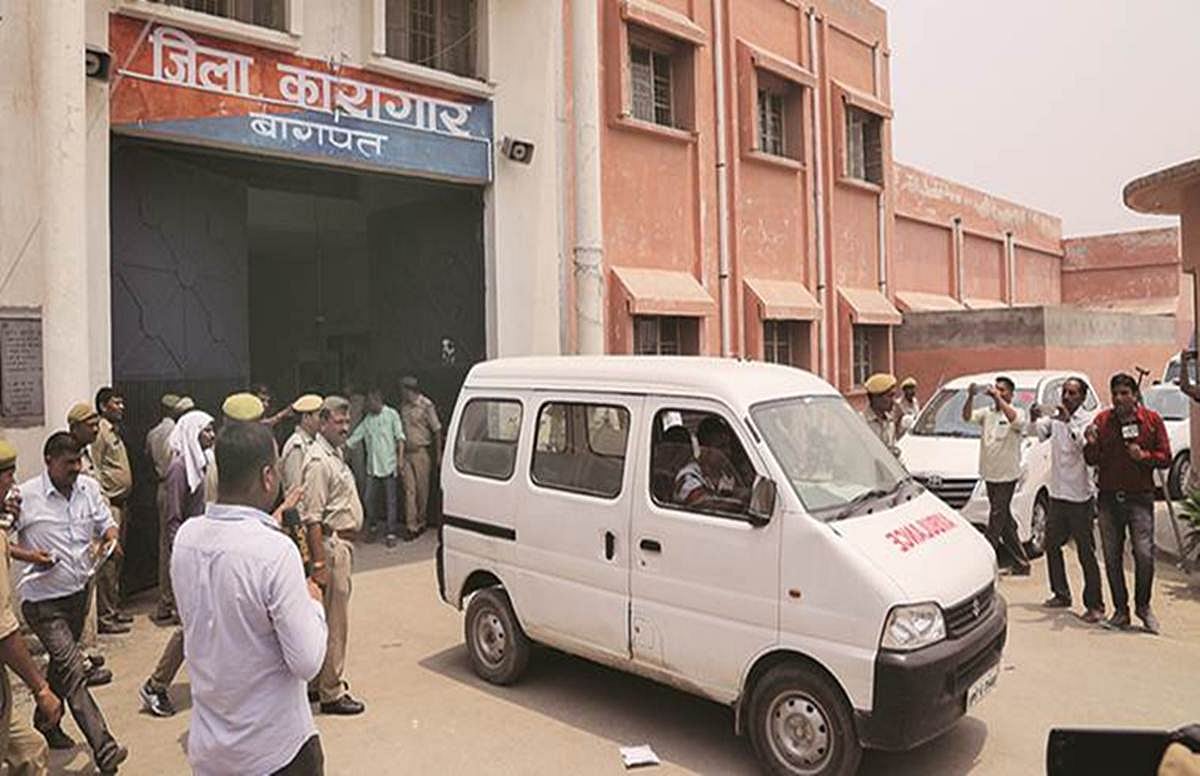 उत्तर प्रदेश: जेल से वीडियो कॉल के जरिए अपराधी कर रहे जुर्म का कारोबार, अधिकारी अनजान