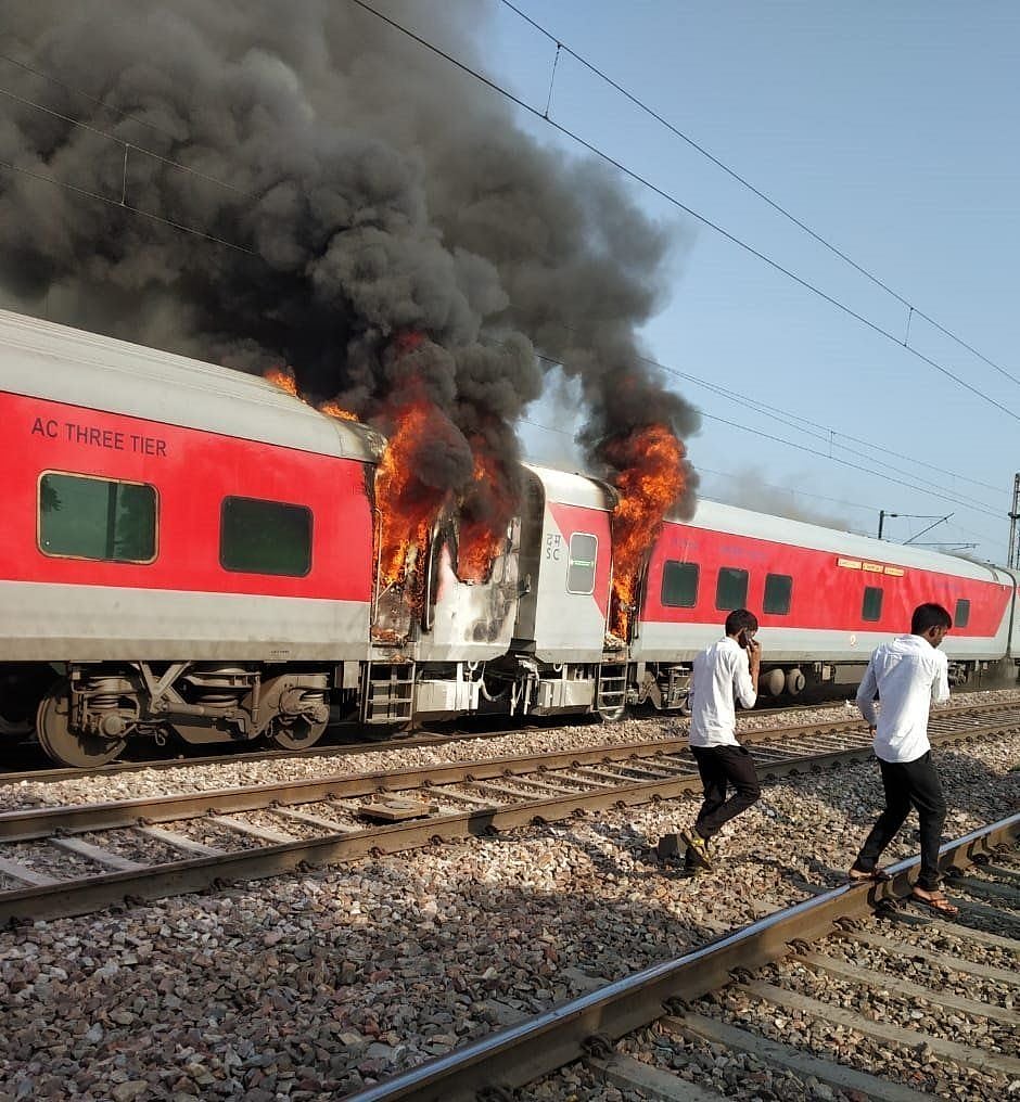 देश में ट्रेनों में आग लगने की घटनाओं से यात्रियों की सुरक्षा पर उठे सवाल, आर्थिक सर्वे में भी हुई थी पुष्टि 